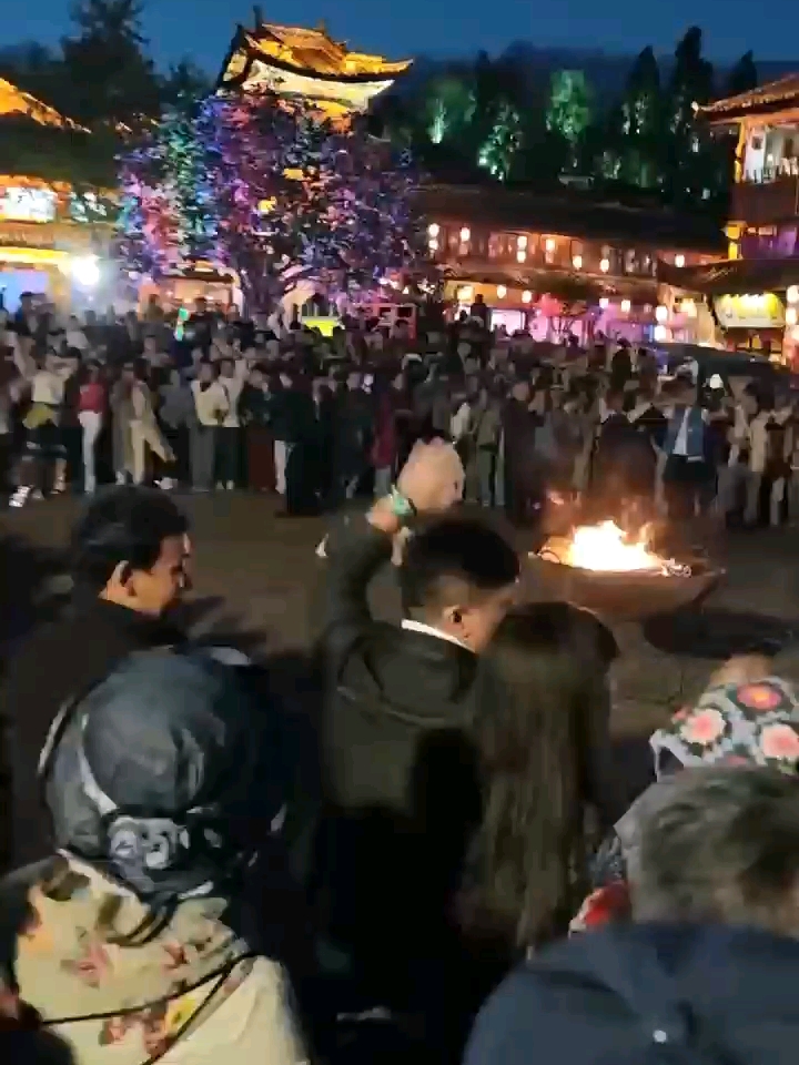 #旅行奇遇记# 丽江古城的夜晚，热闹非凡。漫步在石板路上，只见篝火熊熊燃烧，照亮了整个广场。人们围在一起，热情洋溢地跳着锅庄舞。篝火晚会上 ...