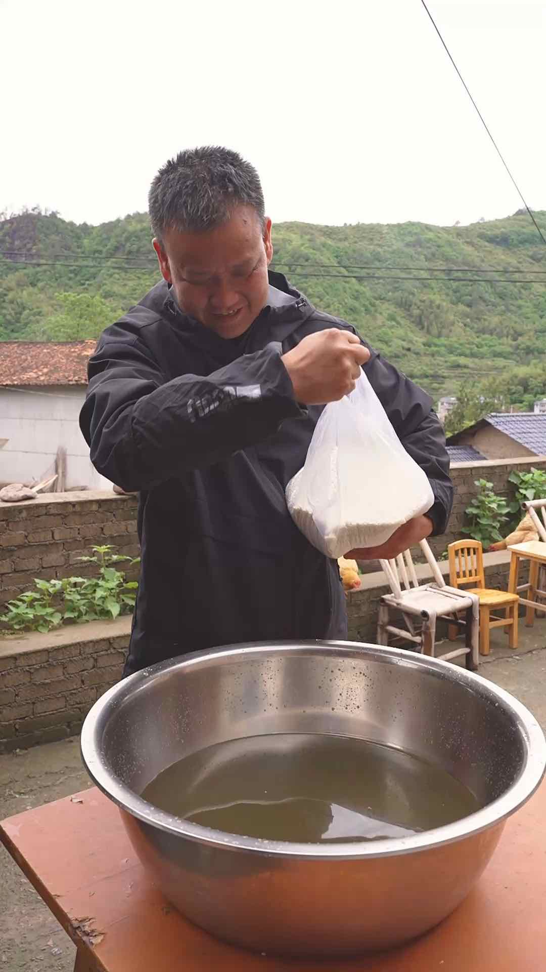 用南烛叶汁浸泡后的糯米，蒸出来乌黑油亮，清香扑鼻，包成乌米粽更是软糯香甜，尝试了几种口味包法，最终定下了蜜枣馅，甜而不腻，每一口都是山野的馈赠 ...