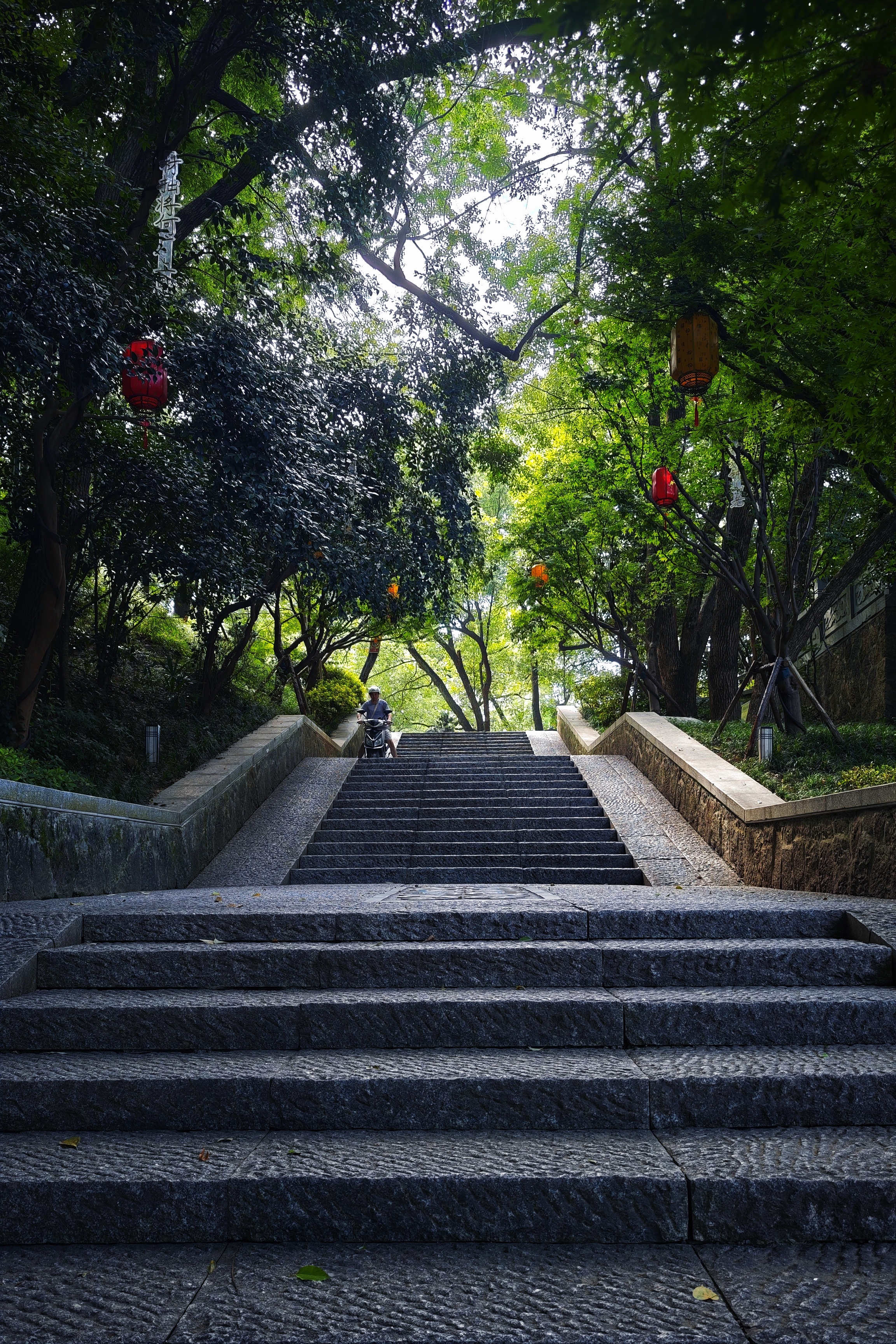 今日偶遇塔山公园这座百年古塔，仰头望去，飞檐翘角在蓝天白云下勾勒出
