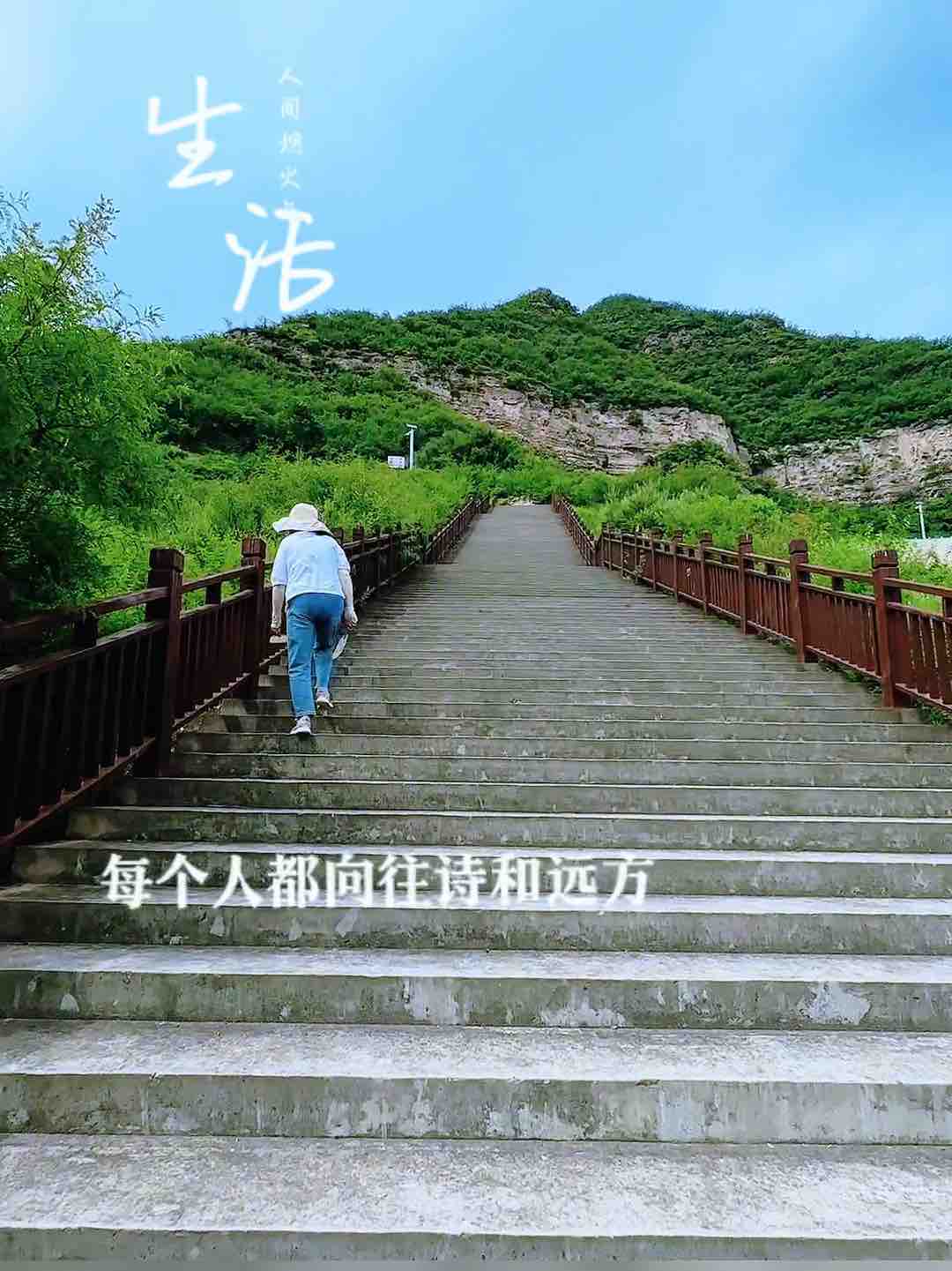 #和潮新闻一起飞阅世界# 生活或许不易,但请相信,你的笑容有着治愈一切的力量。#秋日光影录# #行行摄摄与美酒同行#