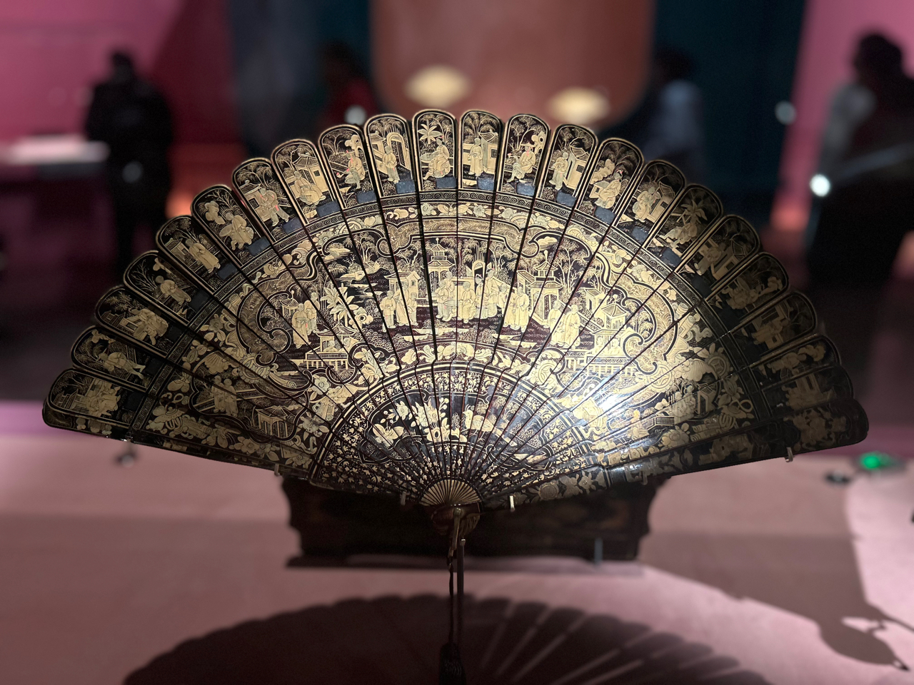 珠江畔，粤博静卧。剔红海棠瓶里，琴棋书画