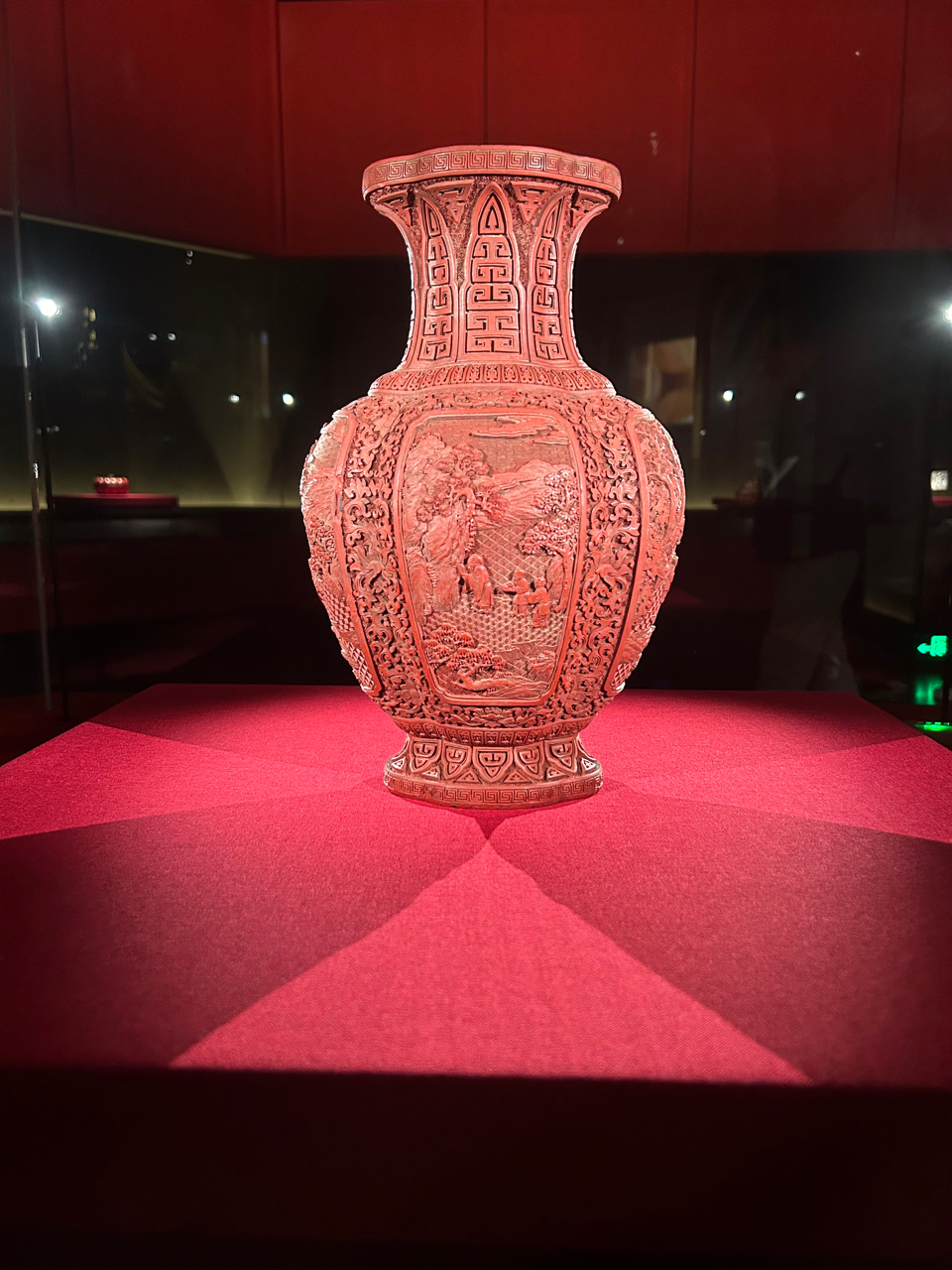 珠江畔，粤博静卧。剔红海棠瓶里，琴棋书画