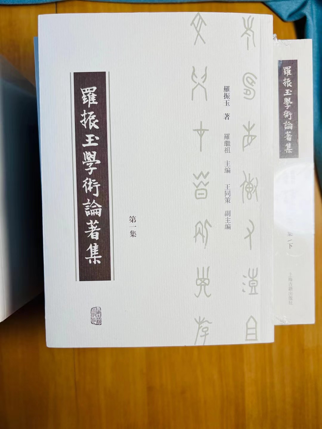 罗振玉是中国最早的敦煌学家，他见到伯希和