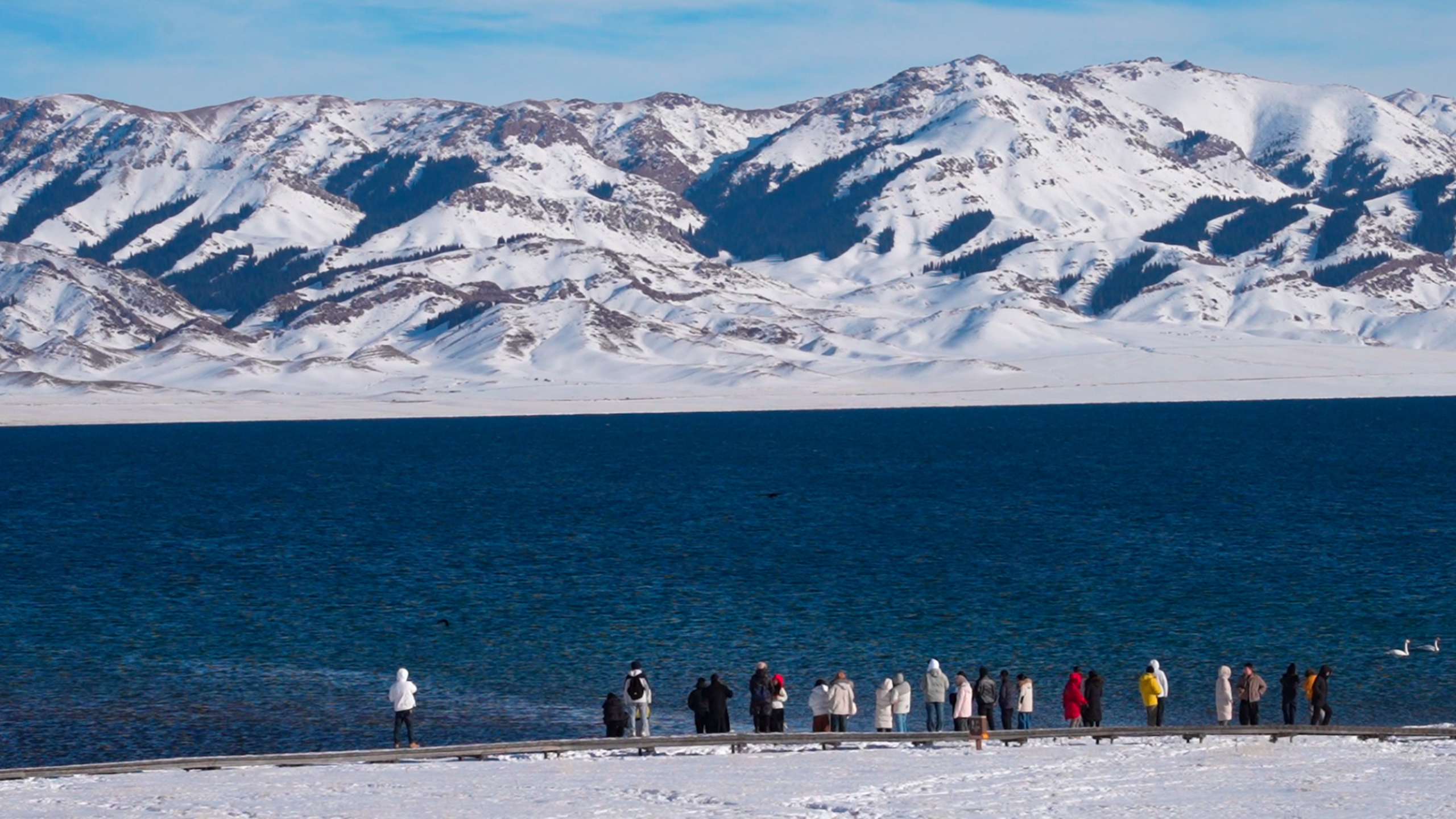 雪还未化的赛里木湖，天山雪峰静默守望，蓝