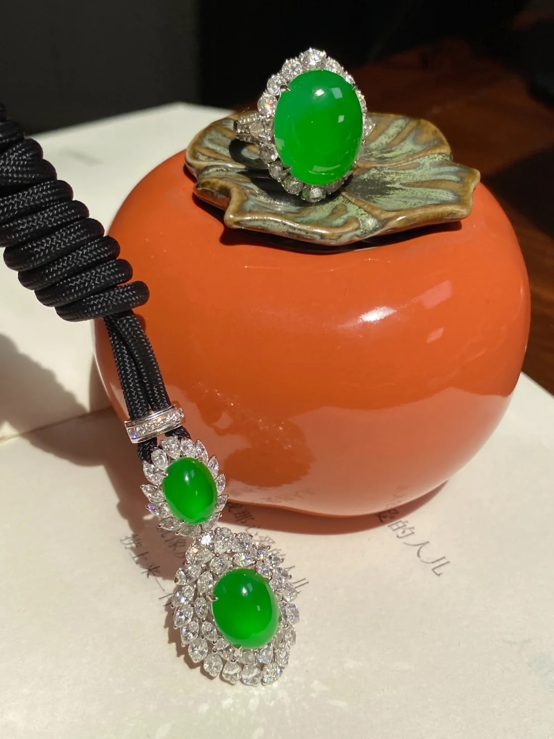 翡翠绿意悄悄爬满镜头，黑绳缠绕着叶形陶瓷